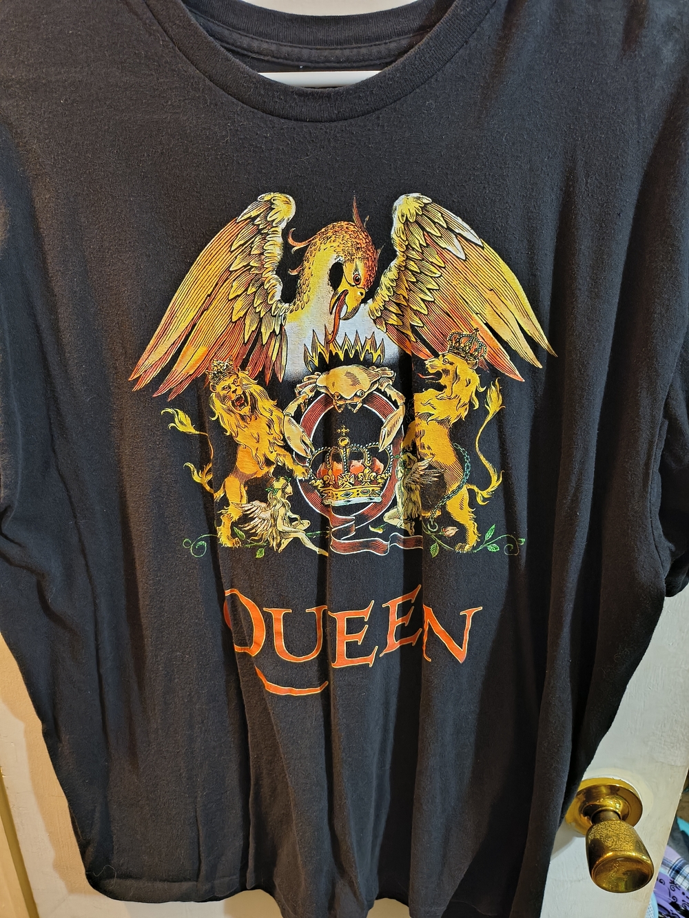 Queen Crest Graphic Short Sleeve Tee - Black